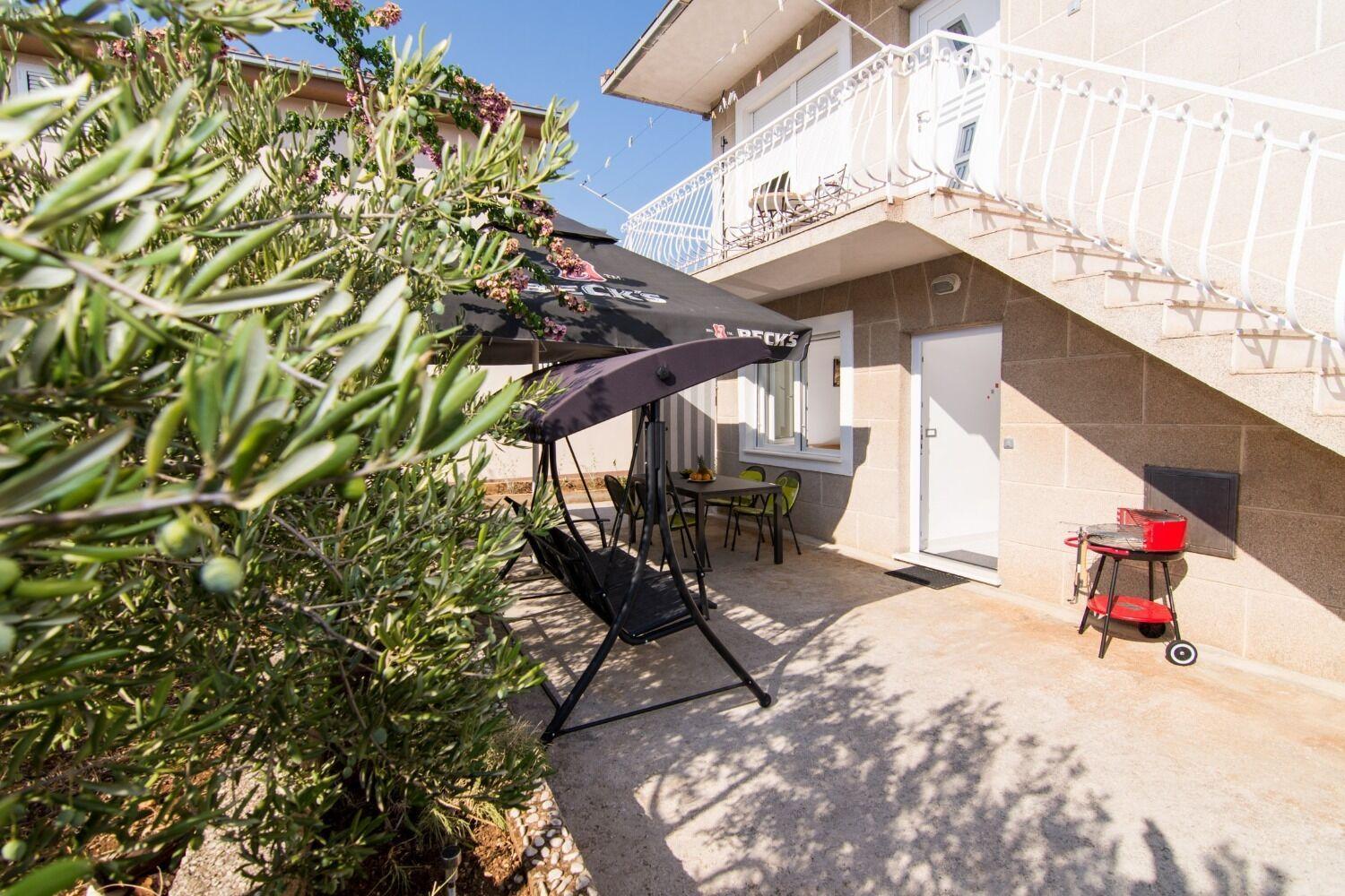 Apartments Ivica - Garden Terrace 斯拉汀 外观 照片