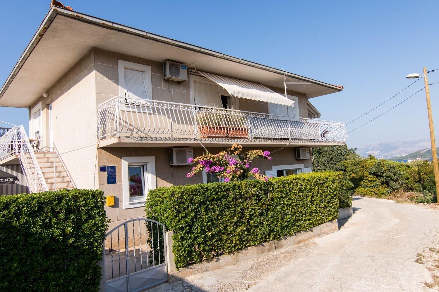 Apartments Ivica - Garden Terrace 斯拉汀 外观 照片